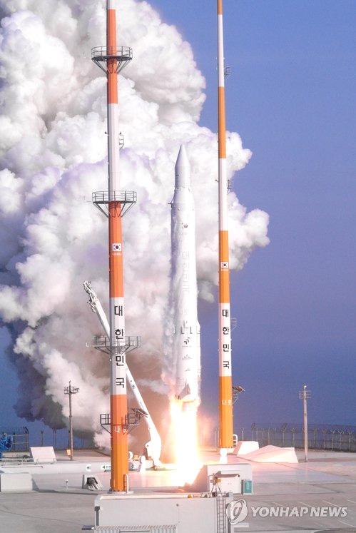 나만의진로찾기 나로호 를아시나요? 2013년 1월 30일, 한국최초의우주발사체 나로호 (Korea Space Launch Vehicle-1 KSLV) 가우주로발사됐습니다. 나로호는한국항공우주연구원이주관하는우주발사체개발사업일환으로 2002년 8월부터개발이시작됐는데, 3번의도전끝에발사에성공했습니다.