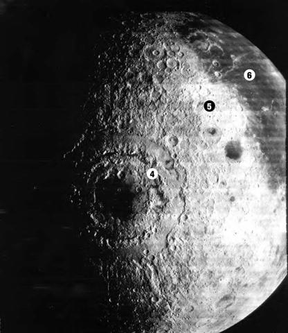 생각해보기 1) 달의 사진을 보고 크레이터가 어떻게 만들어졌다고 생각합니까?