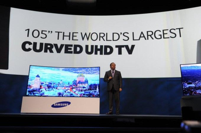 증착공정이다소용이한 WRGB 방식을채택한 LG가 OLED TV는더공격적으로투자할가능성이높다. 올해 UHD TV, OLED TV 판매확대가예상되지만 TV 시장의성장정체를해소하기에는역부족이다.