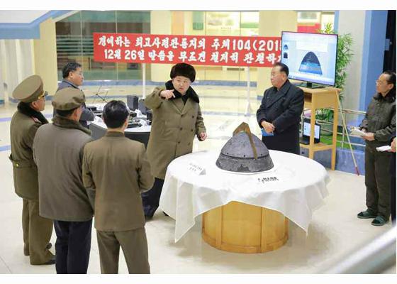 Test du véhicule de réinsertion Le 15 mars 2016, le Rodong Shinmun publie une série de photos montrant «Kim Jong- un guidant une simulation de tir de
