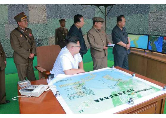 Plan de frappe sur la base de Pusan Le 20 juillet 2016, le Rodong Shinmun publie les photos d un tir de missile balistique.