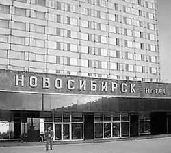 Novosibirsk Hotel( ) 위치 연락처 홈페이지 1, Vokzalaya Magistral. 노보시비르스크중앙기차역맞은편에위치하고있으며, 시내중심인레닌광장에서도보로 15~20 분거리에위치하고있음 전화 +7(383)220-1120 팩스 +7(383)221-6633 이메일 reservation@hotelfree.
