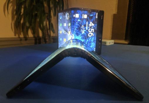 Также в Samsung рассказали о планах по новой оболочке, которая будет подходить как для обычных смартфонов, так и для новых с гибким экраном.