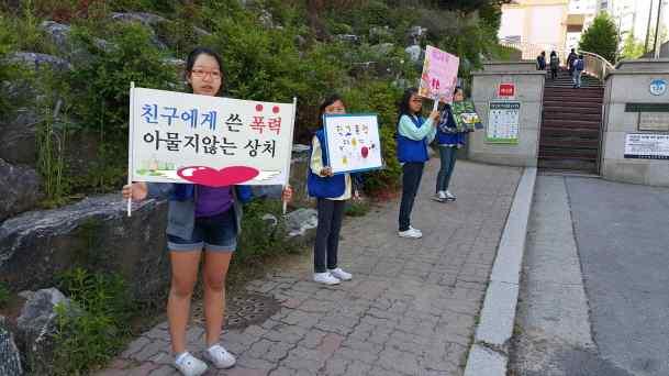 또한교육청에서지원하는진로체험활동의경우, 공문을통해체험신청을하여활동을계획할수있다. TIP 서울이나경기도권이아닌지방에살고있는우리학생들이이용할수있는지역사회자원은소수이거나주말이아닌평일오전에활동이이루어지는경우가많아학급교육과정을계획하고, 운영하는데있어어려움이많았다.