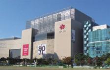1. Department Stores Chapter 7 Shopping Department stores ( 백화점 ) in Korea offer a wide range of consumer goods, such as clothing, food, electrical appliances, cosmetics, jewelry, and housewares.