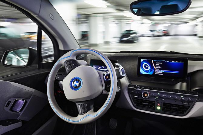 ISSUE PAPER 2017-12 2030 년을전후로자율주행자동차가시장에도입될것으로예상 현재자율주행자동차를개발하는구글, 메르세데스벤츠, GM, 포드, 도요타등기업들은대부분 2020년까지완전자율주행자동차를출시할계획이며, 2035년상용화를목표로현기술을개선하고있음 그림 2 BMW 자율주행자동차운행시험 출처 : 이데일리,