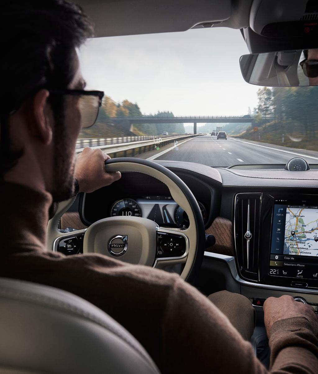 A connected, enjoyable experience Volvo S90 17 STAY CONNECTED AND IN COMMAND. 볼보는귀하에게도움을주고삶을보다편리하게만드는기술을개발합니다.