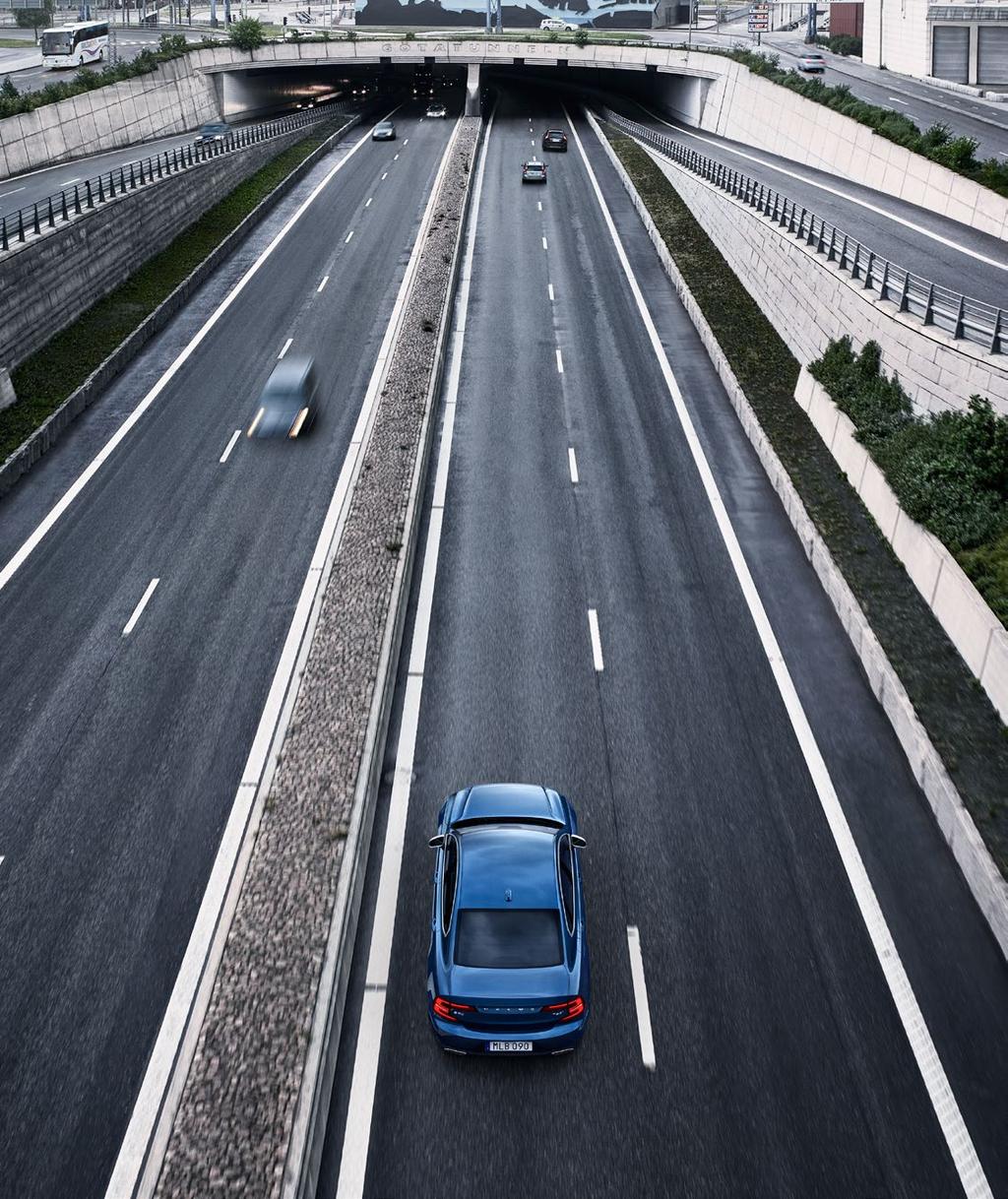 Redefining safety every day Volvo S90 21 Pilot assist. Designed to make driving safer and easier. 볼보의최신반자율주행기술을통해정차시에는물론고속도로주행시까지부드럽고직관적인주행을즐길수있습니다.