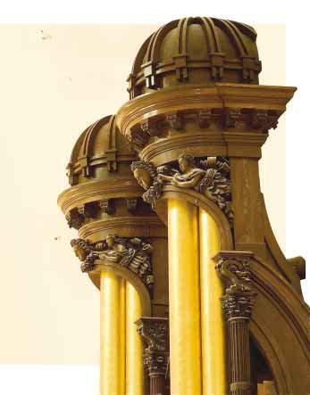 전문예술가가발코니외관의인조마감재를손질하고있다. 태버내클벽과기둥에있는대부분의인조나무결은수리하거나교체해야했다.