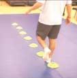 기능적증진운동즉, 8자뛰기 (figure of eight), 지그재그꺽기, 옆으로미끄러지기 / 걷기 (side sliding/stepping) (Figure 5 (a,b)) 등을요한다. 일반적으로보행시통증이없거나또는다친발로서서한발뛰기가가능하면달리기를유도할수있다. 조깅속도부터시작하여전력달리기까지점진적으로속도를증가시킨다. 6 운동복귀.