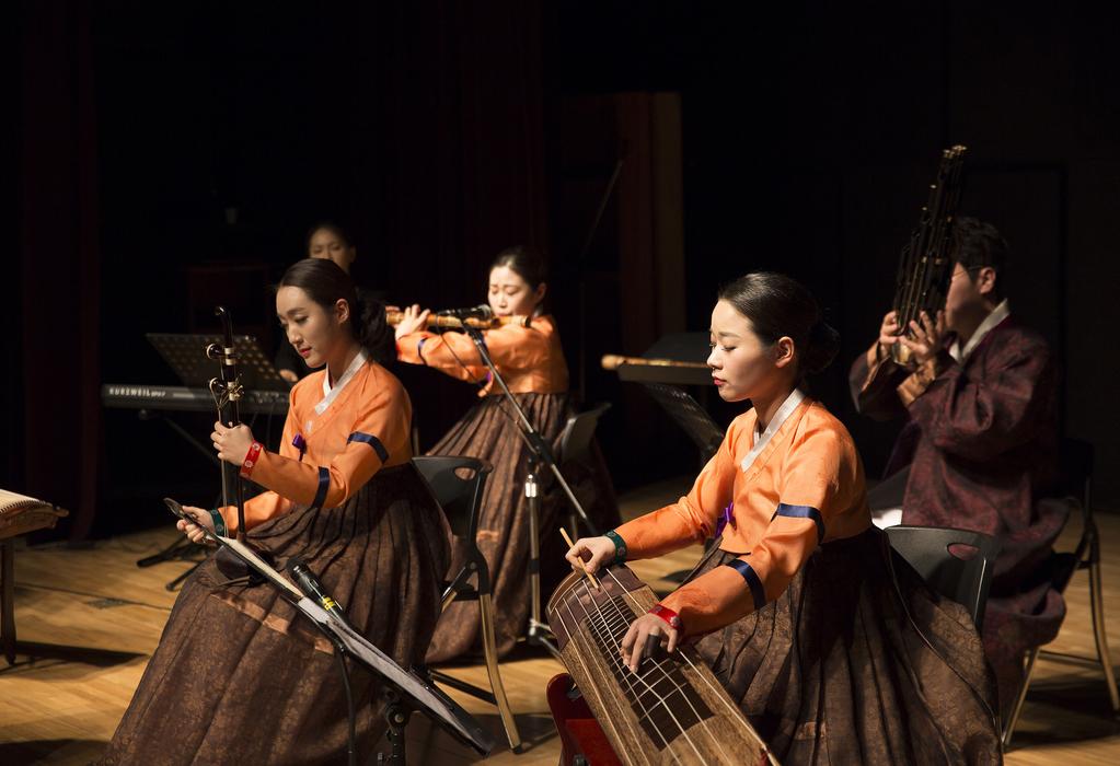 함께누리는문화행복한대한민국 Korean Folk Performance For Visitors 발행인 I 천진기총괄 I 김종민기획