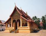처음에는 4 개의사원이었으나지금은북쪽 의왓루앙느아 Wat Luang Nua 와남쪽왓루앙따이 Wat Luang Tai 만남아있다. 크메르, 인도, 라오스양식이섞인탑의기단부분이특이하다. 매년 11 월이면탓루앙축제가열린다.