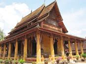 동 서남북 4 방향에 4 개사원으로둘러싸여있는데, 북쪽에왓하이쏙 Wat Hai Sok, 동쪽에왓미싸이 Wat Mixai, 서쪽에왓인뺑 Wat In Paeng, 남쪽에왓짠따 부리 Wat Chantaburi 가있다.