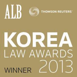 NEWS 새소식 I 17 올해의한국로펌선정 China Law & Practice Awards 2013 김 장법률사무소가 'China Law & Practice Awards 2013' 에서올해의한국로펌상 (Korea Firm of the Year) 을수상하였습니다. 이로써저희사무소는 3 년연속한국최고로펌으로선정되었습니다.