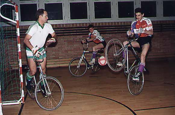 자전거의응용 : Cycle ball Bike = Radball 팀당 2 명,
