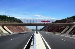 할롱 ~ 하이퐁고속도로안건은길이 24.6km, 폭 25m, 4차선도로로 Bạch Đằng 다리와할롱시와이다리를잇는도로가된다. 이가운데길이 5.3km의 Bạch Đằng 다리는 BOT( 건설 운영 양도 ) 방식으로건설되었으며투자액은 7조 2770억 VND. 길이 19.3Km의할롱시와이다리를잇는도로는투자액이 6조 4160억 VND의지방예산으로집행됐다.
