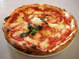 맥주효모와나폴리 (Neapolitan) 피자 이태리피자에있어 맥주 효모 는,, 믿을수있고전통적인첨가물입니다.. 나폴리피자협회 (AVPN : Associazione Vera Pizza Napoletana) 규정에따르면, 전통나폴리피자반죽은 이태리産밀가루, 천연나폴리효모, 또는 맥주효모 그리고, 소금과물 을함유한다.