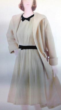 Chanel, 2005, 2011, p.4) p.13) <그림 32> 샤넬디자인의 드레스, 1920년대 (출처: 패션, 문화를 말하다, 2011, p.