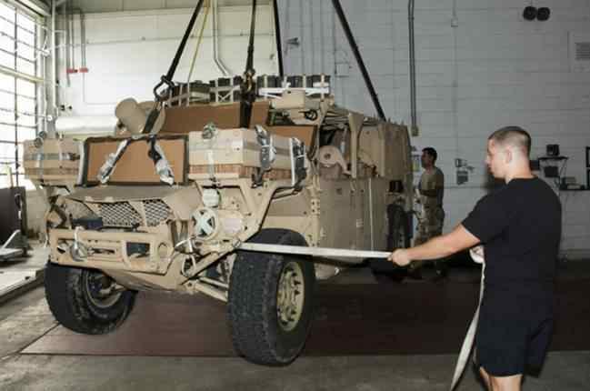 미육군, 특수전용전술차량 GMV 1.1 공중투하시험중 m 미국육군이포트브래그에서특수전용전술차량 GMV(Ground Mobility Vehicle) 1.1 을저속공중투하시험중이라고 4 월 5 일밝힘. - GMV 1.