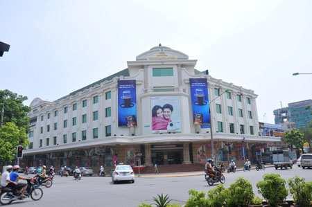 쟝띠엔백화점 (Trang Tien Plaza) ㅇ : 24 Hai Ba Trung St., Hoan Kiem Dist., Hanoi ㅇ특이사항 : 호안끼엠호수근처의시내중심가에있는백화점으로주변에호텔들이많아외국인들이많은편이다. 이곳역시유명브랜드매장들이있으나그다지다양하지는않다. 가격도싸지는않은편이며정가제이다.