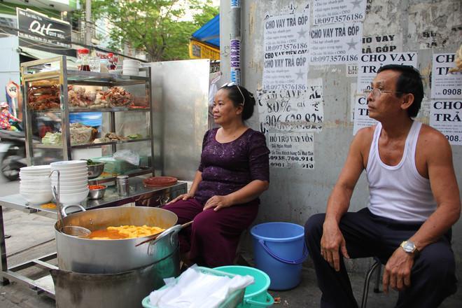페이지 7 / 19 Plus+ News 호치민 : 한그릇에 30 만 VND 에도발길끊이지않는 Bánh canh cua 노점식당 호치민시 6 구 Phạm Văn Chí 대로 358 번지의골목에서 30 년역사의내로라하는 Bánh canh cua ( 반깐꾸어 : 게맛의국물에새우, 어묵을넣은국수 ) 노점이있다.