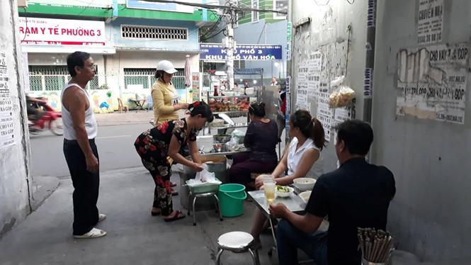 참고로유명프렌차이즈쌀국수일반가격한그릇에 40,000 VND( 약 2,000 원 ) 전후이노점에서장사를하는사람은 Nguyễn Thị Loan 씨 (57 세 ) 와그의남편의 Huỳnh Văn Sỹ 씨 (62 세 ) 이다.