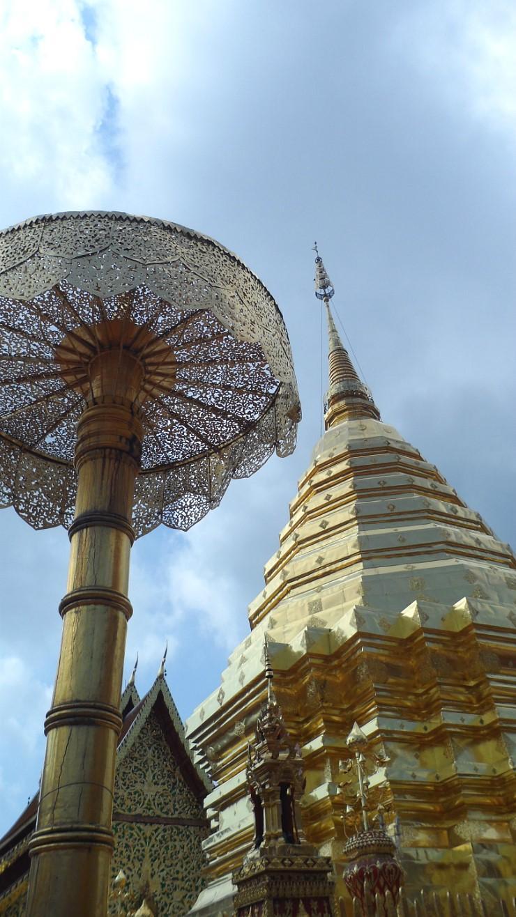 도이수텝 (Doi Suthep & wat phra that doi suthep) 왓프랏탓은 ' 부처님의사리를모신사원 ' 이라는의미의이사원은도이수텝을빠트리고는치앙마이를다녀왔다고말할수없다고말하는곳이다. 치앙마이의대표적인관광지이며, 치앙마이의수호사원이다.