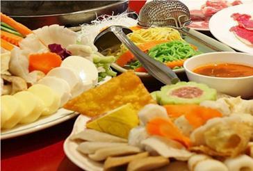 태국식카레돼지고기조림, 닭튀김, 돼지껍데기튀김, 바나나튀김, 야채튀김, 데친야채가있다.