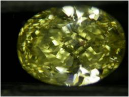그림 3에는준비된다이아몬드시편들의광학현미경을이용한확대이미지를나타내었다. (a) 에는 0.53캐럿의 yellow 색상의천연다이아몬드의이미지를나타내었고, (b) 에는 1.01캐럿의 green 색상의천연다이아몬드의이미지를나타내었다. (c) 에는 0.95캐럿의 green 색상의천연다이아몬드의이미지를나타내었고, (d) 에는 1.