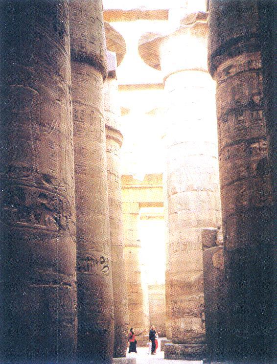 이집트건축 아몬신전, 이집트카르낙 이다주식홀은석조지붕을지지하고있는기둥들로거의채워져있다. 새겨진상형문자들이기둥들을뒤덮고있다.