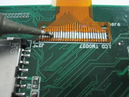 - LCD 커넥터는 PCB 위의패턴과정확히일치시킨후인두팁을문지르듯납땜합니다.