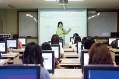 스마트 IT 과 (3 년제 ) Department of Smart Information Technology 디지털시대의창조적리더를꿈꾸다스마트IT 과는다가오는미래스마트사회에서소프트웨어, 모바일, 멀티미디어분야에디지털컨버전스와퓨전영역의실무응용기술을연구 개발, 프로젝트개발능력을향상시켜산업체가필요로하는실무능력최고전문가를양성하고있습니다.