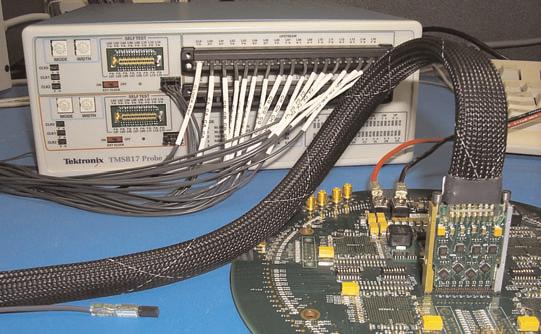 그림 29. PCI Express Mid-bus 프로브랜딩패드 커넥터기반액세스포인트와달리, 랜딩패드는프로브를사용중이지않을때는신호에거의아무런영향을미치지않는다. 물론, 랜딩패드는로직애널라이저프로브에정합패턴을요구한다. 그림 29의프로브는이런목적으로특별히설계된것이다. 분명히그목표는프로브의부하효과를최소화하는것이다.