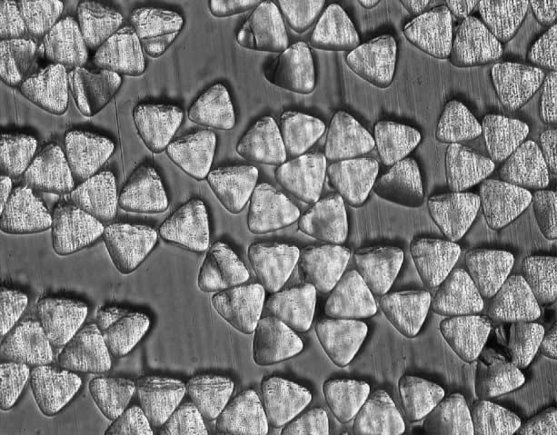 38 이정기韓國複合材料學會誌 Fig. 1 Micrograph cross-section of unidirectional 60 mm triangular glass fibre composite (Vf = 0.5)[15]. 연구되었다.