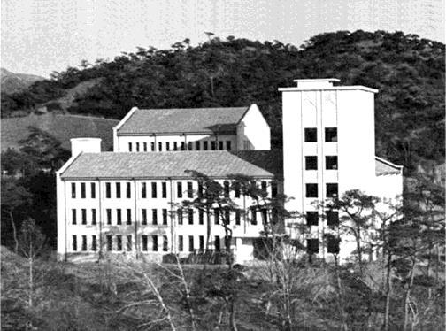 Library History 1957 용재관 YongJae Hall 최초도서관전용용도의건물 22 년간연세대학교의도서관으로사용