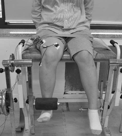 수축을통해환자에게되먹이기신호를전달해줄 수있으며, 근활성패턴에대한즉각적인정보를 전달해주기때문에무릎넙다리통증증후군환자에 게발생하는무릎뼈의가쪽끌림을수정하여안쪽빗 넓은근을선택적으로강화시킬수있다고하였다 (Dursun 등, 2001).