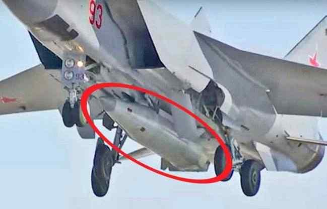 러시아, 신형극초음속미사일킨잘시험발사성공 m 러시아항공우주방위군이공중발사형극초음속미사일킨잘 (Kinzhal, Kh-47M2) 의첫번째시험발사에성공하였음. - 개조한 MiG-31BM 에서발사된킨잘미사일은지상의지정된표적에명중하였다고보도 m 러시아는킨잘이전략적공대지타격미사일이며, 극초음속고체연료미사일에서일반적으로볼수없는비행중기동특성을갖추었다고주장함.
