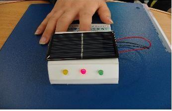다. 작품외형및동작실험 (1) 이해도표시기의주전원은태양전지를이용하여전원공급한다 (2) 충전식받데리를대체전원으로활용한다 (3)