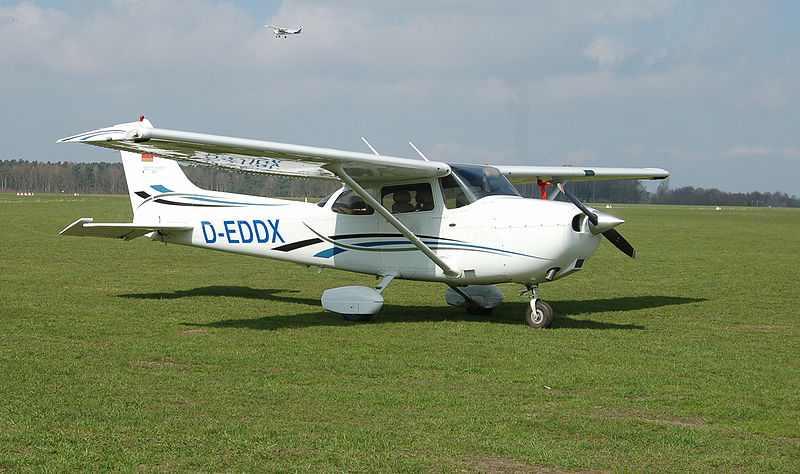 Cessna 1. 제작사 : Cessna Aircraft Company 2. 유형 : 4인승경량항공기 3. 엔진 : Textron Lycoming IO-540-AB1A5 4.