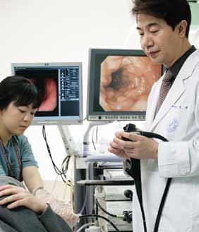 02 No.50, May, 2011 Korea University Anam Hospital News 암 ( 癌 ) 최신치료업그레이드 동아일보기획고대안암병원공동기획 암의조기진단과치료의술이발전하는만큼진단뒤건강을유지하는확률도높아진다. 국가암정보센터통계에따르면 2008년새로암으로진단받은환자는 17만8816 명. 인구 10만명당 300명이넘는다.