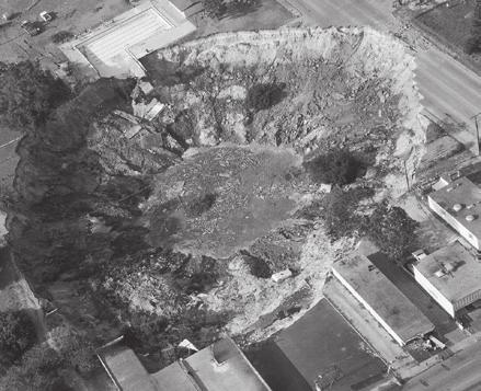 플로리다주의경우 1954년이후보고된싱크홀발생지역을지도를통해제공하고있으며 1981년플로리다의 Winter Park에서는대규모싱크홀사고가발생한사례가있다.