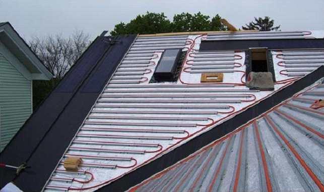 아래그림은 BIPVT 기술이지붕에적용되고있는모습을보여주고있음. 지붕표면에부착되어있는 PV 패널에서는전기를생산하고, PV 패널에서흡수된열은패널안쪽의태양열시스템에전달됨.