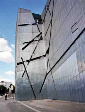 그가베를린유대인박물관에서계획한 빈공간 은지그재그의프렉탈형태의극적인좁은길을횡단하며진행되는파편으로현재의베를린문화의중심은부유하고있다.