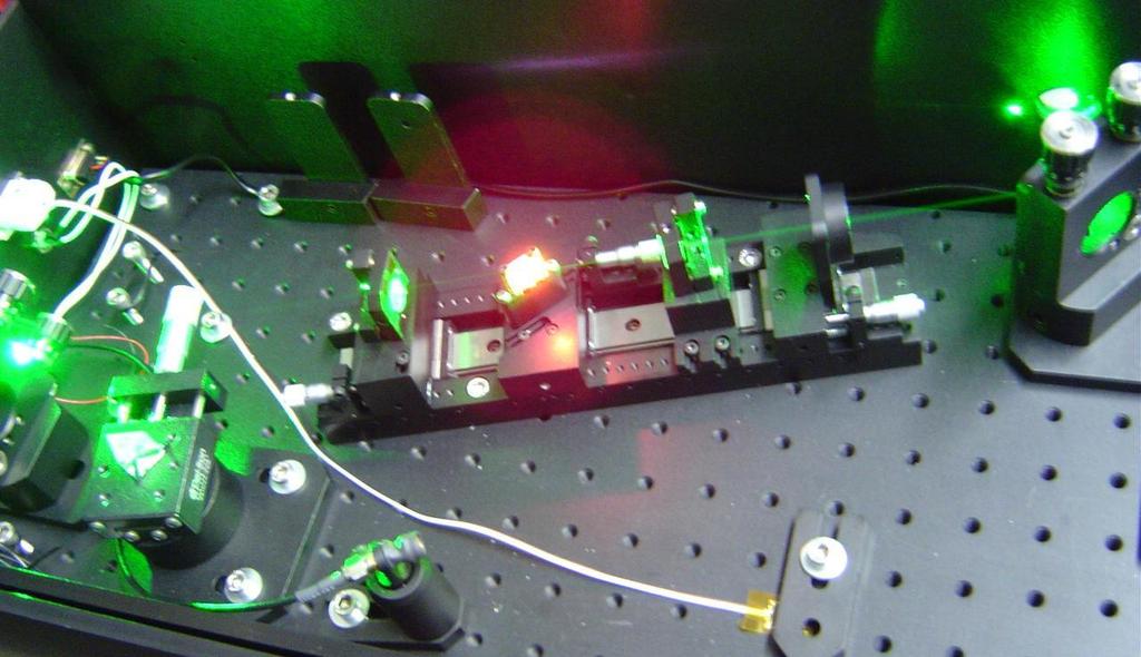 This laser enables to generate tunable cw and ultrashort pulses around 800 nm. 의목적으로개발되어많이활용되고있는것은전이금속기반의레이저들이다. 전이금속이첨가된고체레이저가커버할수있는파장대역은약 670 3000 nm 가량이며, 대표적인전이금속레이저는 Ti- 혹은 Cr-이온이첨가된고체레이저들이다.
