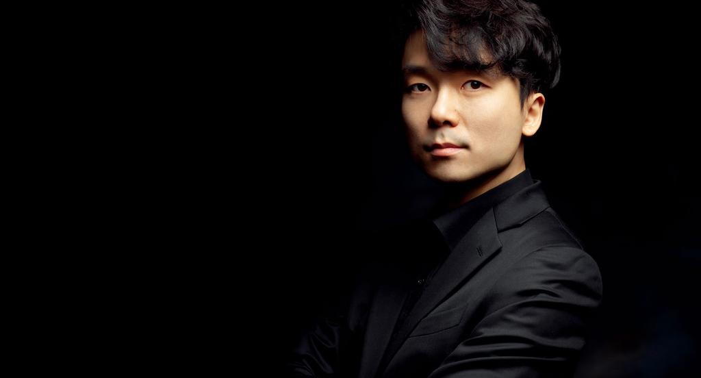 PROFILE 윤현진 부지휘자 지휘자윤현진은 2017년부터 KBS교향악단의부지휘자로선임되며국내외다양한무대에서왕성한활동을이어가고있다.