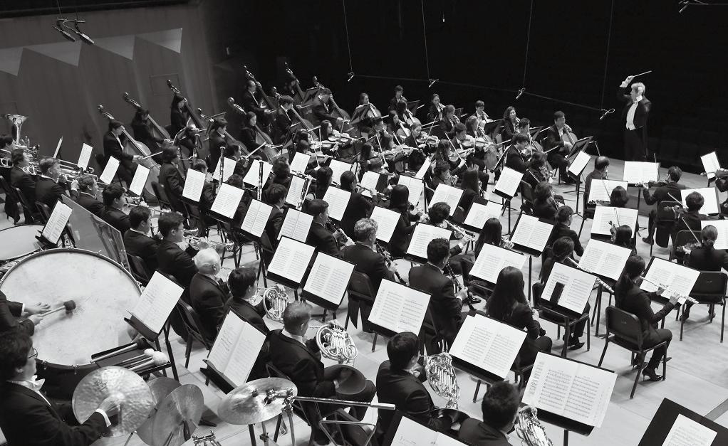 INTRODUCTION KBS SYMPHONY ORCHESTRA KBS 교향악단 KBS교향악단은 1956년 12월 20일초대상임지휘자인임원식과창단연주를가진이래한국클래식음악계를선도하는최전선의교향악단으로자리매김해왔다. 이후홍연택, 원경수, 오트마마가, 정명훈, 드미트리키타옌코등세계정상의지휘자들을거쳤다.