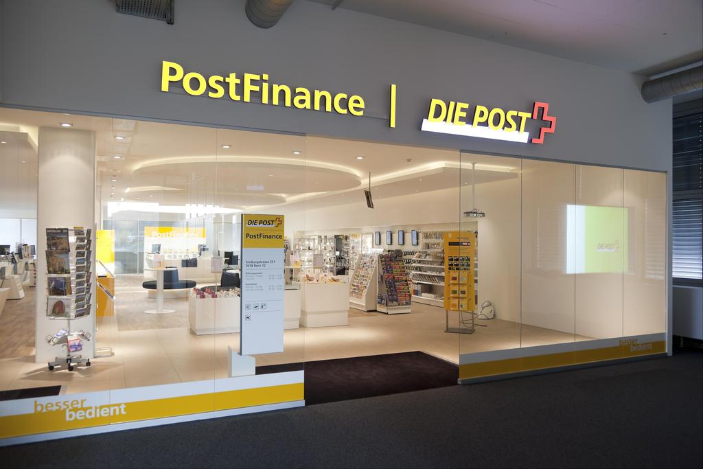 76 나. 스위스 (도심지역 우체국) 2011년 10월 경 우체국 레이아웃을 변경, Integrated Post Office를 발표함 41) 스위스포스트(금융서비스 동시 제공)> < 우체국 내부 전경> < 우체국 중 1,873개는 직영으로, 411개는