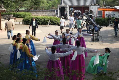 기록영상은보유자들이지닌기 예능을기록하고차세대전승교육자료및전통문화콘텐츠를구축하기위하여기 예능과정전체를기록한다큐멘터리영상이다. 이같은작업을통해서기록된결과물은전통무형문화유산의영구적인보존관리만이아니라 2차, 3차의가공을거쳐지속적으로활용하고있다.