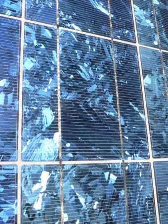 (2) 태양광발전시스템구성 2) 태양전지 (Solar Cell 혹은 Photovoltaic Cell) l 결정질실리콘태양전지 (1세대) l 결정질실리콘 (Crystalline Silicon, c-si) 은흡광성능떨어지고상당한두께 ( 수백 μm) 필요로하나, 태양광의전기변환효율높고제조기술개발많이이루어져, 대부분의태양전지에서흡광반도체로사용됨 l
