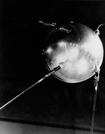 Sputnik 호 ( 러시아 ) 스푸트니크 세계최초의인공위성 1957 년 10 월 4 일발사 무게직경위치모양탑재물 Sputnik 1 호 86.